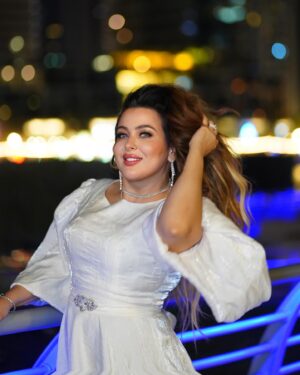 Farrah Yousef Instagram - 📸✨ @asem_sarakbi 👗 @aliasaad.official
