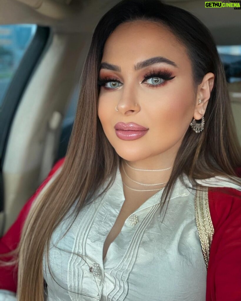 Farrah Yousef Instagram - #makeup by me 😍 what do u think ? 😘