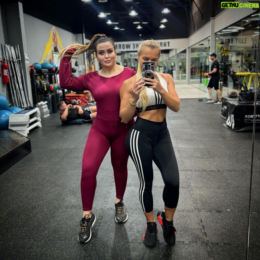 Farrah Yousef Instagram - #fitness #gym #sport 💪🏻🥰