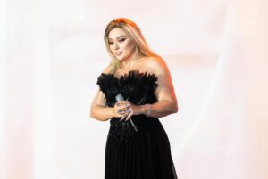 Farrah Yousef Instagram - I missed the stage .. and I missed you .. 🤍
.
.
.
.
.
#dress 👗: @designersandus 
#hair & #makeup : @rival.starsuae
