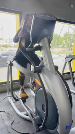 Farrah Yousef Instagram - كتييير اشخاص نصحوني بابر التنحيف اللي للأسف الكل هابين عليها ، و انا دايماً كنت قول انو هي الابر لمرضى السكري من النوع الثاني فقط و مابتنفع للأشخاص الأصحّاء .. لان تأثيرها السلبي الكبير رح يبين عالمدى الطويل .. انا اخترت الدايت و الرياضة و اللي هيي الطريقة السليمة و الوحيدة اللي ممكن تخليكن تخسرو وزن و ترفعو من قوة و مناعة جسمكم .
لوسمحتو لا تضغطو على جسمكن و تفرضو عليه أدوية تجبر اعضاء جسمكن أنها تشتغل شي اكتر من اللازم او شي غير عن الطبيعي ولازم تعرفو انو كيمياء الجسم خط احمر و مابيصير نتلاعب فيها .. إلا اذا  كان فيها خلل معين لا سمح الله . و بمراجعة الاطباء و التحاليل اللازمة بيتقرر كيف نرجع نعادلها و نخليها متوازنة .. صدقوني بالدايت و الرياضة بتاخدو نتيجة اسرع و أصح 🩵
#رياضة #دايت #تنحيف #صحة #طب #ابر_التنحيف