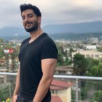 Farzad Farzin Instagram - لزوماً با هر رفتنی برگشتنی در کار نیست ، بعضی برگشتها حکم عقبگرد را دارند پس به زمانش فقط بايد رفت تا به مقصد دلخواه رسيد. پ ن:آهنگ‌ جدید در حال طی شدن مراحل مجوز 💫💣❤️ #فرزادفرزین #life #newmusic #farzadfarzin