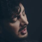 Farzad Farzin Instagram - سلام به همه عزیزای دلم عاشقانه “تا همیشه” تقدیم به همه شما امیدوارم از شنیدنش لذت ببرید و تو آخرین روزهای پاییز باهاش خاطرات خوبی بسازید چند بار گوش بدید و بعد نظرتونو برام کامنت بگذارید❤️ 💥در ضمن دوشنبه ویدیو تا همیشه به کارگردانی وحید امینی عزیز که خیلی واسش زحمت کشیده و بازی همکار عزیزم (که نخواستیم تو تیزر تا انتشار موزیک ویدئو لو بره😊) تقدیمتون میشه 🔥ضمناً منتظر دابسمشهاتون هم هستم ببينم چه مي كنيد💝 تا همیشه از اون دسته کارای مورد علاقه خودم هست که ساختم،تشکر فروان از تیم سازنده کار که مثل همیشه عالی و درخشان در کنارم بودن 🙏🏼 متاسفانه به دلايل نامعلوم كار توسط بعضي سايتهاي سودجو زودتر پخش شد كه مجبور شدم زودتر از زمان مقرر كار رو پخش كنيم ‏Music: @farzadfarzin1 ‏Lyrics: @samisharifofficial ‏Arrangement: @miladhashemi ‏Electric Guitar: @mehrankhalili1 & @farzadocaster ‏Bass guitar: @hoomansalahi1 ‏Mix And Mastering: @mohamadfalahireal ‏Music Project Manager: @saalaarpizari ‏Executive Manager: @hamidrezaamini17 ‏Director: @vahidamini__ ‏Tnx : ‏@rasooltorabi ‏@nimairmusic #farzadfarzin #music #forever #newmusic #فرزادفرزین #تا_هميشه