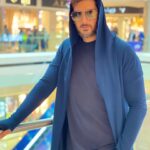 Farzad Farzin Instagram - روزهای سختی رو میگذرونیم شاید سخت تر از هر زمان دیگه روزانه هموطنان زیادی رو از دست میدیم و شرایط فاجعه باره لااقل خودمون به فکر باشیم این مریضی شوخی نداره مواظب خودتون باشین❤️🙏🏼 میخواستم درباره سریال ملکه گدایان که امروز آخرین قسمتش پخش شد بنویسم که میذارم مفصل برای فردا فقط عجالتا طرفداران عزیزم دست از سر امین محمودی نویسنده کار بردارین تا پست فردا هرچند مقصره ها(شوخی) 😊 #فرزادفرزین #کرونا #ملکه_گدایان #farzadfarzin #covid_19