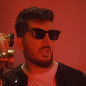 Farzad Farzin Instagram - هم اکنون بیننده ویدیو “قلبم “ از آلبوم ۶ باشید🥰🔥
ضمنا طرفدارای کوچولوی عزیزم از فردا تا ۱۰ روز با این آهنگ برام دابسمش بسازید تا استوری کنم😎❤️
لينك ويديو كامل در استوري از كانال YouTube من و لطفا دكمه "subscribe"رو بزنيد😘
@alirezakhaniofficial