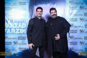 Farzad Farzin Instagram - عکسهای رفقاي جان در کنسرت خاطره انگیزِ دی وبهمن ماهِ هتل اسپیناس تهران 💝  فردا شب چندتا خبر جديد و يه پست از كنسرت تو راهه ،❤️❤️❤️عاشقتونم 
عكس از اميرضا رعيتي عزيزم و ديزاين لباسهاي كنسرت از دوست خوبم امير حسين فرهمند✌🏼
#farzadfarzin #farzadfarzin1 #concert #فرزادفرزین #tehran