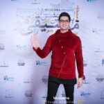 Farzad Farzin Instagram - باز هم به لطف آرای شما عزیزانم این بار آلبوم شانزلیزه موفق شد عنوان برترین آلبوم پاپ در سال۹۶ رو بدست بیاره که قطعا یکی از مهم‌ترین جوایز این جشن به حساب میاد ،البته به نظرم حق این آلبوم بیشتر از این بود ولی... سپاس از تمامی عوامل آلبوم شانزلیزه که به اندازه من در کسب این تندیس نقش داشتن و برای بوجود آمدن این اثر تلاش کردن و ممنونم از بچه های موسیقی ما که باعث‌شدن لحظاتی هر چند کوتاه حس همدلی بین اعضای موسیقی رو شاهد باشیم و مهم‌تر از همه دست تک تک شما عزیزانم رو میبوسم که با انتخاب آلبوم شانزلیزه باعث کسب این جایزه شدین،عاشقانه عاشقتونم❤️❤️ عکسهای خاطره انگیز @saeid_abollahi عزیز و @ashkanazadbakht از مراسم دیشب در برج‌میلاد ضمنا تشکر ویژه @amirhossein_farahmand_7 عزیز بابت طراحی قشنگ لباس دیشب @musicema #farzadfarzin1 #farzadfarzin #فرزادفرزین #موسیقی_ما #شانزلیزه #بهترین_البوم #سال #۹۶