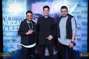 Farzad Farzin Instagram - عکسهای رفقاي جان در کنسرت خاطره انگیزِ دی وبهمن ماهِ هتل اسپیناس تهران 💝  فردا شب چندتا خبر جديد و يه پست از كنسرت تو راهه ،❤️❤️❤️عاشقتونم 
عكس از اميرضا رعيتي عزيزم و ديزاين لباسهاي كنسرت از دوست خوبم امير حسين فرهمند✌🏼
#farzadfarzin #farzadfarzin1 #concert #فرزادفرزین #tehran