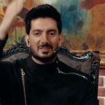 Farzad Farzin Instagram - سالی که گذشت خیلی چیزها و آدمهارو از دست دادیم و این باعث شد بفهمیم که چقدر زندگی کوتاهه امیدوارم امسال بیشتر قدر همو بدونیم بیشتر بهم احترام بذاریم و بیشتر همدیگرو دوست داشته باشیم .من سعی کردم با منو بشناس فاصله دوری از شما رو به نوعی کوتاه کنم و‌ کمی رفع دلتنگی بشه، سال نو همتون مبارک و همچنان دلتنگتونم ❤️ از دوستان عزیزم بابت زحماتشون ولطفی که به من داشتن صمیمانه تشکر میکنم @kiomarsmoradi @amir_alii.1989 @rezamehranfar @hamrah_e_aval و منوبشناس در فصلی کاملا متفاوت بزودی باز خواهد گشت💫👍🏼 عاشقتونم💖 #منوبشناس #فرزادفرزین #عید
