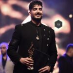 Farzad Farzin Instagram - تشکر از هیئت داوران و خانواده علی معلم فقید بابت انتخاب “بهترین خواننده پاپ “در اولین دوره جشن موسیقی و تئاتر حافظ 🙏🏼❤️ #farzadfarzin #hafezaward #bestsinger #farzadfarzin1