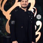 Farzad Farzin Instagram - تشکر از هیئت داوران و خانواده علی معلم فقید بابت انتخاب “بهترین خواننده پاپ “در اولین دوره جشن موسیقی و تئاتر حافظ 🙏🏼❤️ #farzadfarzin #hafezaward #bestsinger #farzadfarzin1