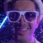 Farzad Farzin Instagram - #جذاب ساعت ٢٠:٠٠ از تمامي سايتهاي معتبر منتشر ميشه😍 اميدوارم عيدي خوبي باشه ❤️ ممنون از دوست عزيزم عماد طغرايي هنرمند و حامد برادران عزيز كه اميدوارم اولين همكاريمون خوش يُمن و خاطره ساز باشه همينطور از برادر عزيزم ياحا كاشاني و ال شن عزيز بابت ساخت تيزر و رسول ترابي عزيز و امير حسين فرهمند براي طراحي لباسهاي تيزر صميمانه ممنونم اميدوارم هميشه با شنيدنش احساس خوبي داشته باشيد❤️❤️❤️ طرفداري عزيزم يادتون نره كه همه به اشتراك بگذاريد(نسخه فايل تيزر در كانال تلگرام) #فرزادفرزین #farzadfarzin #جذاب #music #newmusic #عشق