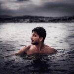 Farzad Farzin Instagram - 🌊تاج ترانه آلبوم شوک ۱۳۸۷ کیا باهاش خاطره دارن؟ نقاشی دیجیتال: @17artgroup #farzadfarzin #oldmusic #music #فرزادفرزین #shock