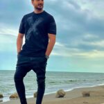 Farzad Farzin Instagram - کمن آدمایی که میتونن ببینن اون زاویه ای رو که من از قفس دیدم اینجوری نمیتونی بزنی بری آدما هر کاری کنن کارما پس میدن “کارما” بزودی… مخلص همه مردم عزیزم❤️ #فرزادفرزین #کارما #ایران #farzadfarzin #newmusic #karma