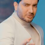 Farzad Farzin Instagram - الهی به امید تو شنونده و بیننده قطعه “عشق زیاد” از تمامی سایتهای معتبر باشید امیدوارم دوست داشته باشید رفقا ❤️💎🔥 Lyrics: @asefaria & @emianoriginal Music: @emianoriginal Arrangement: @behnammirzaeimusic Electric Guitar: @amir_danaei Mix & Mastering: @mohamadfalahireal Music Project Manager: @saalaarpizari - Director: @mahdimarvdashti Music Video Executive Manager: @hamidrezaamini17 - Fashion Designer: @benjaminfashionhouse - Casting: @amirh_balouchian @aminarya1 - Make-up Artists: @arash.eftekhari @niloufar_kanani - Cover Art: @saalaarpizari - Special thanks: @rasooltorabi @avayedoran @payamkharrazi630 @shahammusic @amir.m.darbandi_official @pedramshahrabi