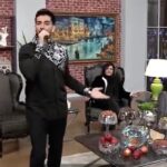 Farzad Farzin Instagram - اجرای زنده قطعه “بی انتها” در برنامه منو بشناس در حضور دوستان عزیز و هنرمندم باران کوثری ،آرمان درویش و محمدرضا غفاری که با نوازندگی یلدا صمدی و سینا ذکایی عزیز برای اولین بار تقدیمتون می کنم ✨ متاسفانه به دلایلی این برنامه پخش نشد ولی حیفم اومد دیده نشه و این اجرارو برای شما پست نکنم. اون رفقایی که با آهنگ بی انتها خاطره دارن برام کامنت بذارن❤️💖😘 #farzadfarzin #liveperformance #منوبشناس