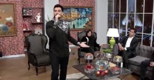 Farzad Farzin Instagram - اجرای زنده قطعه “بی انتها” در برنامه منو بشناس در حضور دوستان عزیز و هنرمندم  باران کوثری ،آرمان درویش  و محمدرضا غفاری که با نوازندگی یلدا صمدی و سینا ذکایی عزیز برای اولین بار تقدیمتون می کنم ✨
متاسفانه به دلایلی این برنامه پخش نشد ولی حیفم اومد دیده نشه و این اجرارو برای شما پست نکنم.
اون رفقایی که با آهنگ بی انتها خاطره دارن برام کامنت بذارن❤️💖😘
#farzadfarzin #liveperformance #منوبشناس