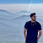 Farzad Farzin Instagram - معرفت که تعطیله تو با غریبه رفتی کردی زد و بند بگو فروختی منو چند رفیق ، بگو فروختی منو چند؟ #گرگ یه جورایی داستان زندگی منو خیلی از شماست همین پنجشنبه منتظرش باشید💣❤️ #farzadfarzin #music #wolf #فرزادفرزین #newmusic