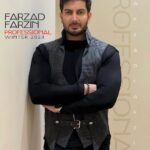 Farzad Farzin Instagram - بعضی کلمات سنگین تر از سیلی ها هستند و بعضی نگاه ها نافذ تر تیر ها ❤️کنسرت حرفه ای عکس: @alirezarostamipage #farzadfarzin