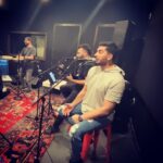 Farzad Farzin Instagram - آخرین تمرین برای شروع تور آمریکا همراه رفقا❤️💣 شنبه شب در آنهايم و٢٩ فوريه در ردوود سيتي و ٦و٧مارچ در شهرهاي دالاس و واشنگنتن دي سي.ميريم كه كنار شما باز هم خاطره بسازيم ،روز عشق مبارک .ميبينمتون 🌹💝 ‏#farzadfarzin #anaheim #redwoodcity #dallas #washingtondc #concert #عاشقانه #valentines
