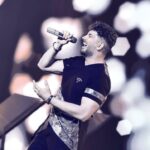 Farzad Farzin Instagram - زمان بهترین قاضی برای طبل های تو خالیست⏳ عكس از: @amirrezarayati1 كنسرت تهران وهمچنان من و شما💣❤️