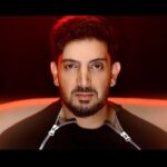 Farzad Farzin Instagram - آهنگ کارما (تیتراژ اول سریال میدان سرخ) تقدیم به شما می تونید از تمامی پلتفرمهای معتبر موسیقی بشنوید کارما و قطعه گرگ (تیتراژ پایانی)که پنجشنبه هفته بعد تقدیمتون میشه به فراخور موضوع سریال با سبک واستایل متفاوت تری نسبت به کارهای قبلی من ساخته شده که فکر میکنم شرح حال خیلیامون باشه. امیدوارم دوست داشته باشید و حتما منو از نظراتتون با خبر کنید⚡️ تشکر فراوان از تیم سازنده تایماز اطاعتی عزیزم و آرمن عزیز و پدرام شهرابی و محمد فلاحی نازنین و رفیق کار بلدم مهران خلیلی🙏🏼 ساخت تیزر: @alireza_safarnejad کاور از سالار پیزری عزیز ممنون از صبوری مخاطبان و هواداران عزیزم منتظر کارهای پاییزی جدید از من باشید از این به بعد به لطف خدا پر کارتر و مصمم تر از قبل کنارتونم❤️ #فرزادفرزین #farzadfarzin #کارما #میدان_سرخ #music