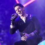 Farzad Farzin Instagram - ای کاش آن روز که تنها خاطره ای از من برایت ماند...لبخند بزنی لحظاتی بیاد ماندنی از کنسرت ستاره ها از زاویه دوربین @amirrezarayati1 راستی کنسرت ستاره ها ۴ بهمن در برج میلاد تمدید شد،یادتون نره ❤️❤️❤️ #فرزادفرزین #farzadfarzin1 #کنسرت #farzadfarzin #کنسرت_تهران #برج_میلاد #برج_میلاد_تهران #بهمن