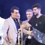 Farzad Farzin Instagram - چه سورپرایز و افتخاری از این قشنگ تر که در کنار شما عزیزانم و رفقای جان تولد امسالم رو در جایی که بهش تعلق دارم یعنی روی صحنه برگزار کردیم.✨ برای دو دهه کاری در هنر این سرزمین مدیون شماهستم و با تمام وجود دوستون دارم❤️ تشکر میکنم از بچه های شوک بند و جناب محسن رجب پور عزیز وهمیشه محترم ،محمد رضا علیمردانی نازنین ، یوسف تیموری باحال، بهرنگ علوی هنرمند ،کیومرث مرادی بی نظیر ،مهدی مدرس ،کیوان ملک مطیعی رسول ترابی و مهران خلیلی رفیق و آرمان درویش دوست داشتنی که در شب تولدم در کنارم بودن و منو شرمنده کردن🙏🏼 از تمامی رفقای عزیز وهنرمندم و شما همراهان و طرفداران عزیزم بابت پستها و استوری های تبریک صمیمانه سپاسگذارم❤️✨💖 🛑ضمنا فردا (شنبه) ساعت ۱۴ به لطف استقبال بینظیر شما در حدود ۱ ماه برای سانس ۷،۸ کنسرت تابستانه تهران در روز ۲۵ تیر ماه در سالن اسپیناس و براي آخرين بار تمدید شد🔥 و…دقیقا من همین ساعت در چنین روزی متولد شدم🥰 @mohsenrajabpour @mr_alimardani @yousefteymoori @armandarvish.official @behrangalavi_official @kiomarsmoradi @mehdimodarres @mehdiyaghmaei #birthday #farzadfarzin