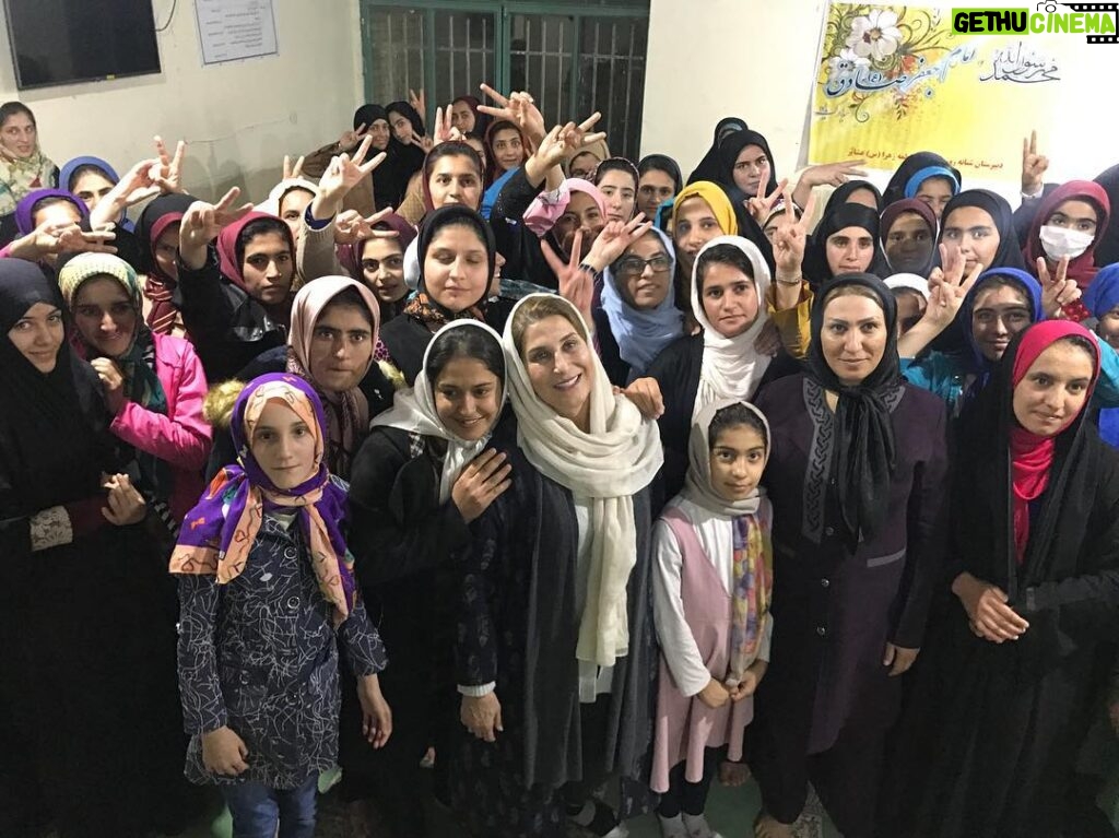 Fatemeh Motamed-Arya Instagram - ورود به شهر یاسوج در اولین دقایق دیدار با دختران دبیرستان شبانه روزی عشایری عکس : علی لایق زاده