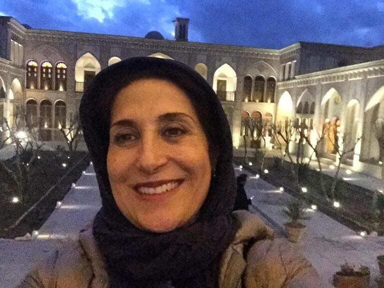 Fatemeh Motamed-Arya Instagram - آنچه كه از سفر ديروز به كاشان در خاطرم مانده زيبايي معماري شهر و مهر و محبت مردمان هنر دوستش است. آب را گل نكنيم در فرو دست انگار كفتري مي خورد آب...