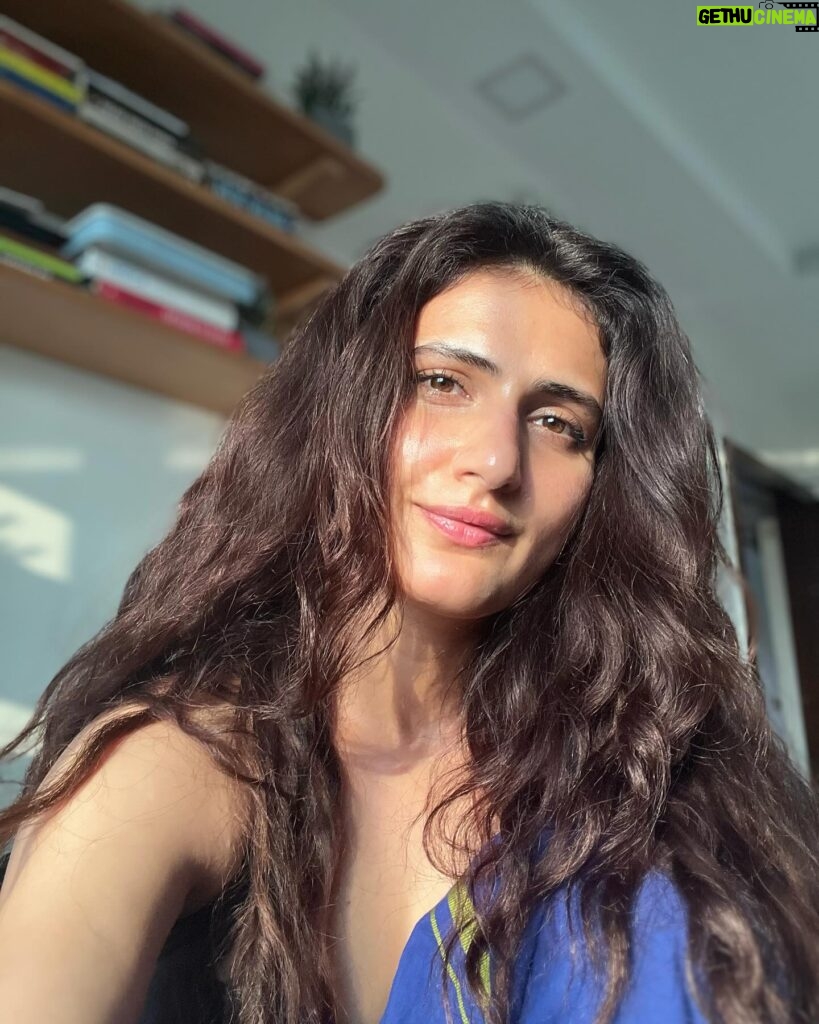 Fatima Sana Shaikh Instagram - Acchi light ka fayda utha ke social media pe active hone ka bahaana mil gaya. Last photo best photo hai. You are welcome.