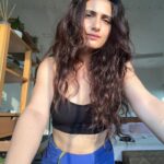 Fatima Sana Shaikh Instagram - Acchi light ka fayda utha ke social media pe active hone ka bahaana mil gaya. Last photo best photo hai. You are welcome.