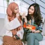 Fatin Afeefa Instagram - Just two friends chilling and enjoying together with their favourite ice cream. 🍦💅 So, share the love, share this berrylicious LA CREMERIA Sharewich ice cream 💕 @nestleicecream.my #nestleicecream #lacremeriasharewich
