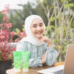 Fatin Shidqia Instagram - Hi guys! Udah bulan kedua nih, pasti udah makin penuh ya kegiatannya setiap hariiii Apalagi aku! Meeting online masih terus berjalan, teruus masih ada recording dan lain lain. Yang pasti nggak skip untuk jaga kesehatan tubuh yaa~ Walaupun aku sering beraktifitas di luar ruangan, aku nggak takut belang atau kusam lagi karena ada Citra Fresh Glow Multifunction! Iya, beneran multifunction loh, bisa dipakai ditubuh ataupun diwajah. Kandungannya ada natural aloe vera essence, 20X glowing serum niacinamide dan Vitamin E yg bikin kulit tetap segar, lembab dan bebas belang. Jadi apapun kegiatannya, nggak takut kusam deh! Yuk percayakan kulit cerah bebas belang ke Citra Fresh Glow Multifunction! #GlowingBebasKusam 🤍