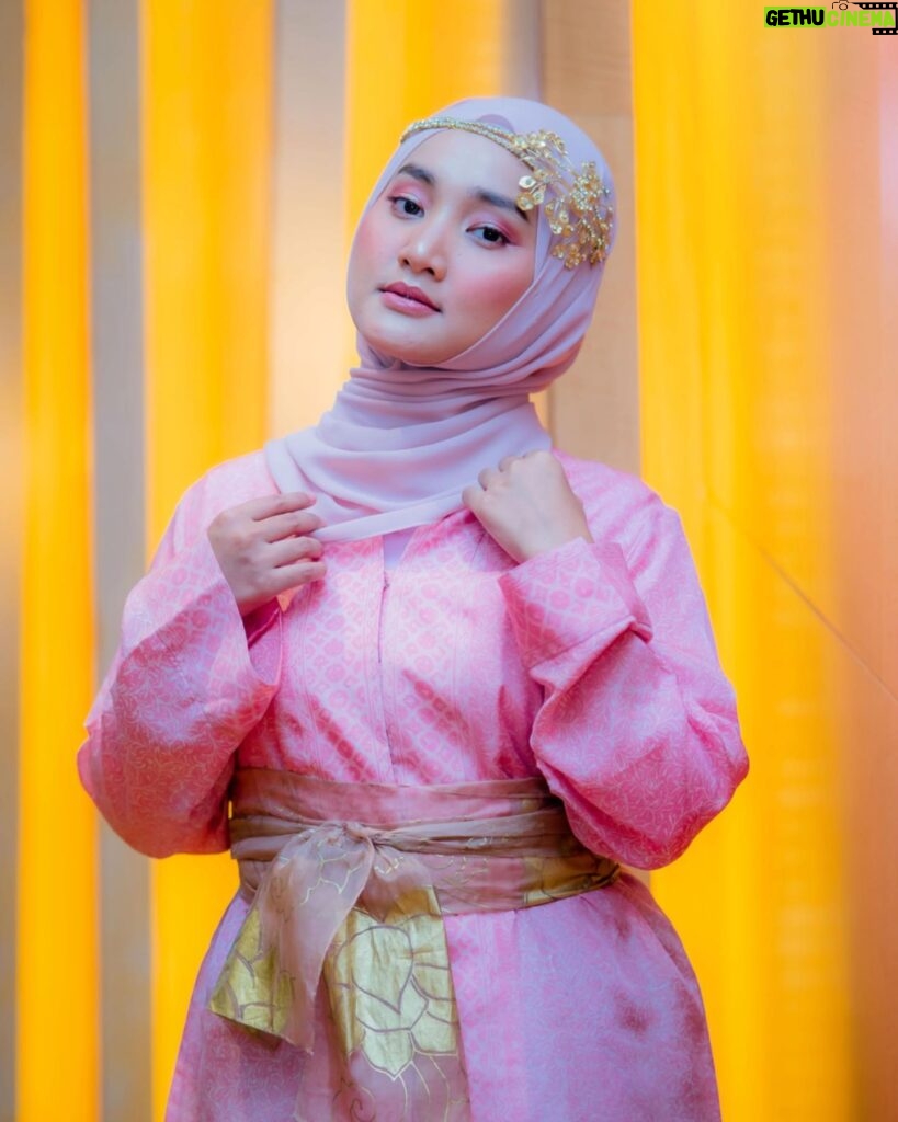 Fatin Shidqia Instagram - Jarang-jarang kebayaan, sukak! 🎀 ⠀⠀⠀⠀⠀⠀⠀⠀⠀⠀⠀⠀ ⠀⠀⠀⠀⠀⠀⠀⠀⠀⠀⠀⠀ ⠀⠀⠀⠀⠀⠀⠀⠀⠀⠀⠀⠀ Kebaya by @erasoekamto.official Styled by @_gilygily Makeup by @cantikawannadewi Hijab by @awanisaw