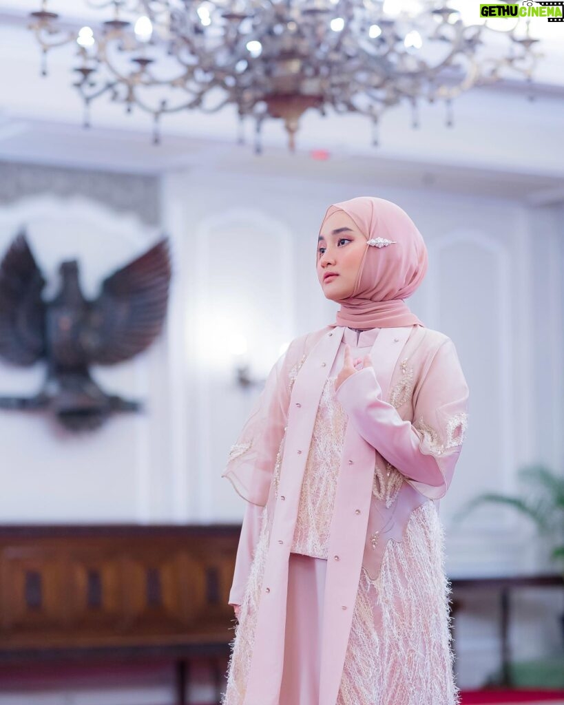 Fatin Shidqia Instagram - Give me a sign, if i'm on your mind~ ⠀⠀⠀⠀⠀⠀⠀⠀⠀⠀⠀⠀ ⠀⠀⠀⠀⠀⠀⠀⠀⠀⠀⠀⠀ ⠀⠀⠀⠀⠀⠀⠀⠀⠀⠀⠀⠀ Dress by @sessa.monikajufry Styled by @_gilygily Make up by @cantikawannadewi