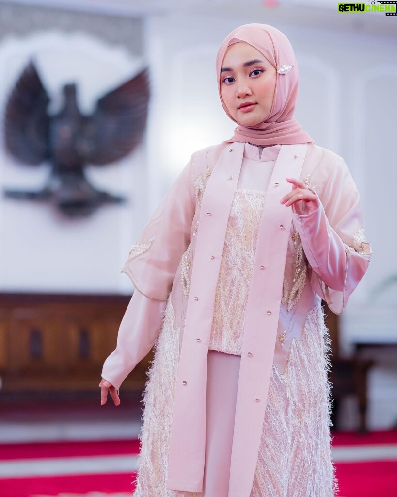 Fatin Shidqia Instagram - Give me a sign, if i'm on your mind~ ⠀⠀⠀⠀⠀⠀⠀⠀⠀⠀⠀⠀ ⠀⠀⠀⠀⠀⠀⠀⠀⠀⠀⠀⠀ ⠀⠀⠀⠀⠀⠀⠀⠀⠀⠀⠀⠀ Dress by @sessa.monikajufry Styled by @_gilygily Make up by @cantikawannadewi
