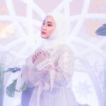 Fatin Shidqia Instagram - Welcoming February with a grateful heart. 🤍 ⠀⠀⠀⠀⠀⠀⠀⠀⠀⠀⠀⠀ ⠀⠀⠀⠀⠀⠀⠀⠀⠀⠀⠀⠀ ⠀⠀⠀⠀⠀⠀⠀⠀⠀⠀⠀⠀ Dress by @qonitagholibofficial Styled by @_gilygily Make up by @cantikawannadewi
