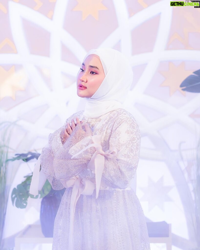 Fatin Shidqia Instagram - Welcoming February with a grateful heart. 🤍 ⠀⠀⠀⠀⠀⠀⠀⠀⠀⠀⠀⠀ ⠀⠀⠀⠀⠀⠀⠀⠀⠀⠀⠀⠀ ⠀⠀⠀⠀⠀⠀⠀⠀⠀⠀⠀⠀ Dress by @qonitagholibofficial Styled by @_gilygily Make up by @cantikawannadewi