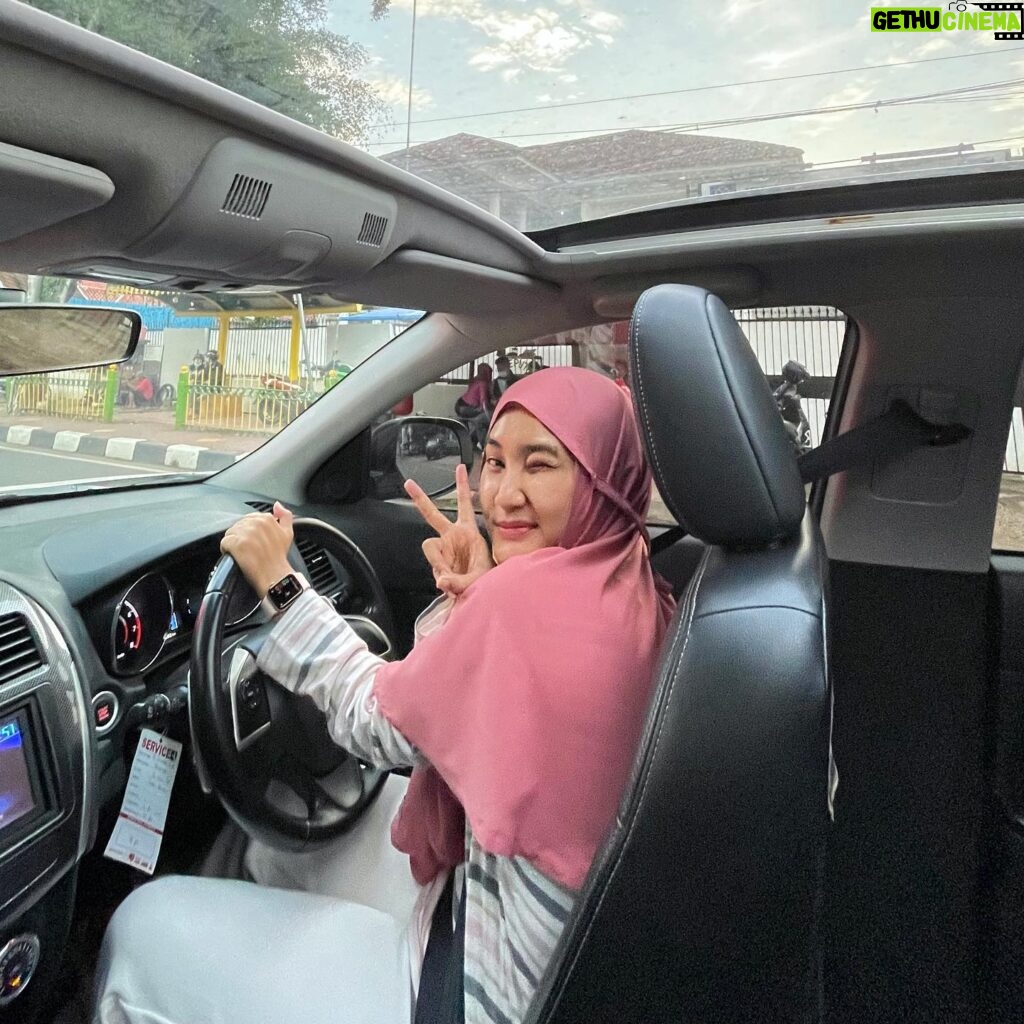 Fatin Shidqia Instagram - Sebagai supir antar kota profesional, terbiasa apa-apa sendiri, ciailaaahh 🤨👊🏼 Tapi kalian pernah denger cinderella syndrome?? Naah kedengerannya gemes kan? Taapiii.... kalian dengerin ajaaa langsung Bisik-Bisik Senada di Spotify!