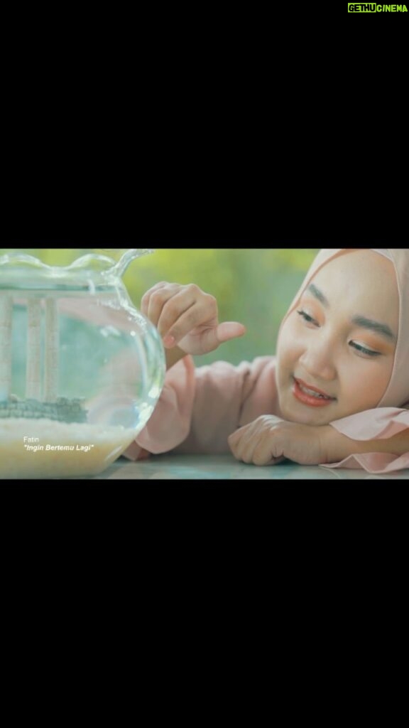 Fatin Shidqia Instagram - Ingin Bertemu Lagi, udah bisa kalian tonton di youtube yaa! :) MUSIC VIDEO #InginBertemuLagi Director : @galihokt MUA : @yoanyuana Stylist : @_gilygily Hijabstylist : @noviiiylnt