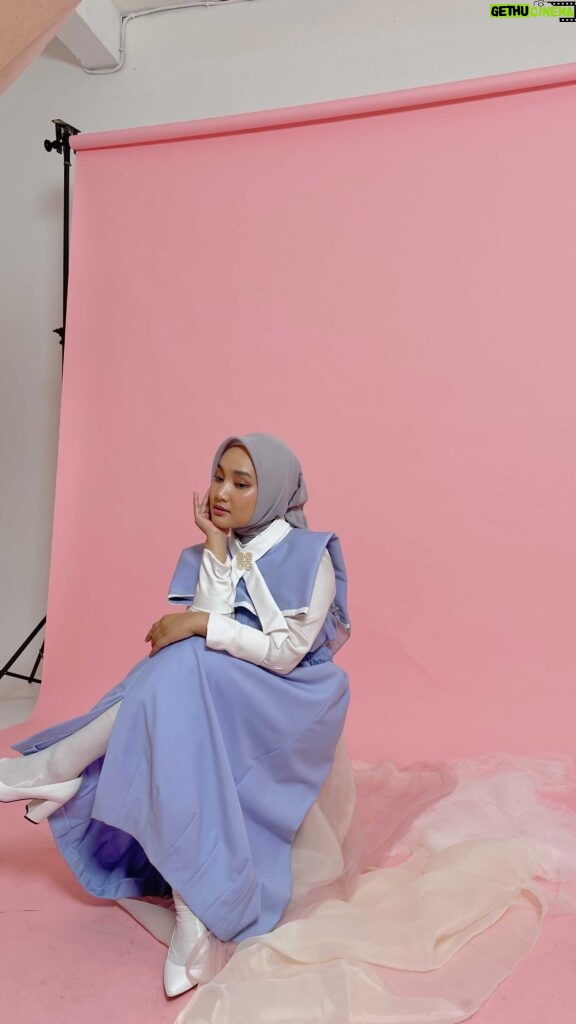 Fatin Shidqia Instagram - AKHIRNYAAA PELANGI DAN HUJAN JAPANESE VERSION NIICH 🤍🥺 Sebagai wibu garis tipis kayaknya nggak afdol tidak merilis lagu ini full in japanese, sooo here you go! Semoga suka ya minna!! MUA : @yoanyuana Stylist : @chekkacuomova Outfit : @rindasalmun @restuanggraini @ra_info Hijab Stylist : @suciaurelias #Drapedandstyledbycia