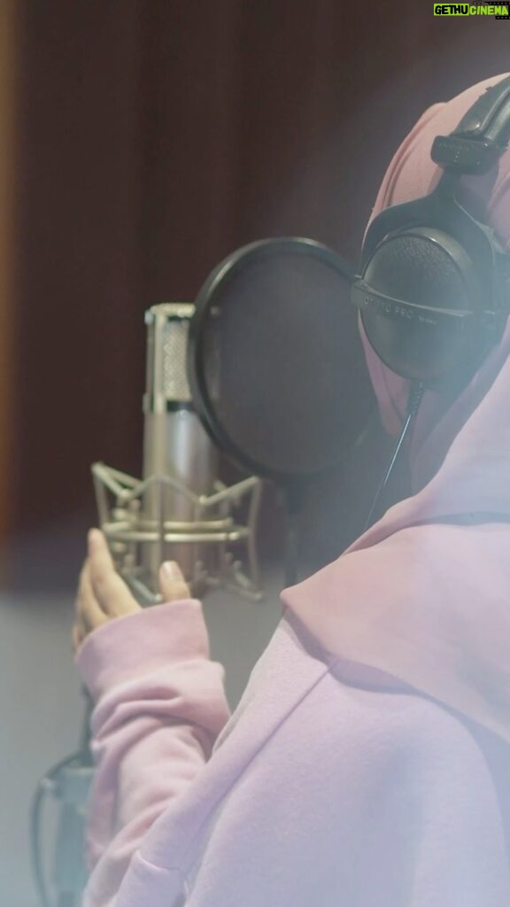 Fatin Shidqia Instagram - Segelintir video dibalik rekaman #MenjelangPagi, segelintir bgt ngga tuh bahasanya.... ( ‾́ ◡ ‾́ )