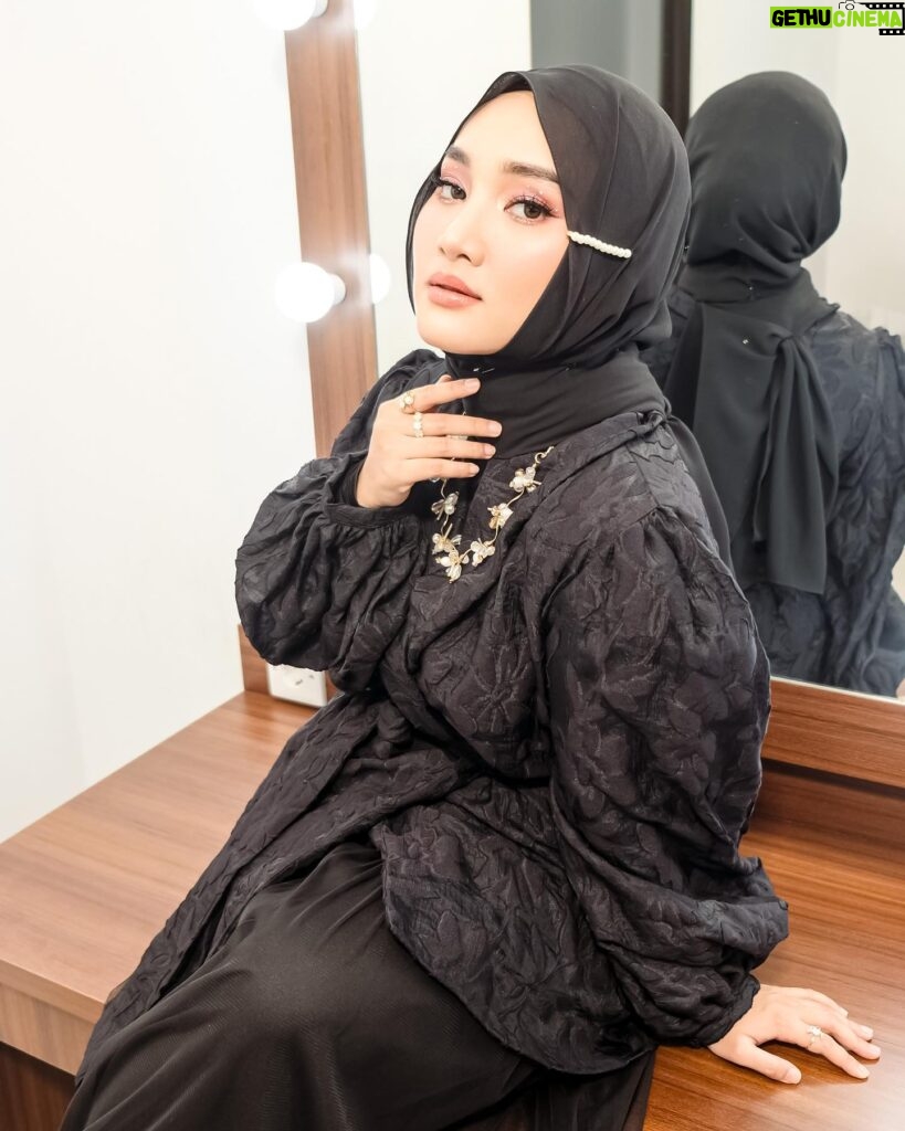 Fatin Shidqia Instagram - mirror, mirror... 🖤 ⠀⠀⠀⠀⠀⠀⠀⠀⠀⠀⠀⠀ ⠀⠀⠀⠀⠀⠀⠀⠀⠀⠀⠀⠀ ⠀⠀⠀⠀⠀⠀⠀⠀⠀⠀⠀⠀ Dress by @holypeony.id Styled by @_gilygily Makeup by @cantikawannadewi Hijab by @awanisaw Photographed by @wirananda_ashari