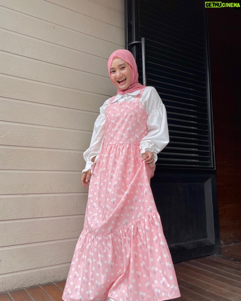 Fatin Shidqia Instagram - Yeess weekend 5 hari lagi 😋 ⠀⠀⠀⠀⠀⠀⠀⠀⠀⠀⠀⠀ ⠀⠀⠀⠀⠀⠀⠀⠀⠀⠀⠀⠀ Outfit by @sidelinelabel Styled by @_gilygily