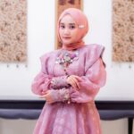 Fatin Shidqia Instagram - Kamu ke kondangan sama siapa? ⠀⠀⠀⠀⠀⠀⠀⠀⠀⠀⠀⠀ ⠀⠀⠀⠀⠀⠀⠀⠀⠀⠀⠀⠀ ⠀⠀⠀⠀⠀⠀⠀⠀⠀⠀⠀⠀ Dress by @evysusanti_id Styled by @_gilygily