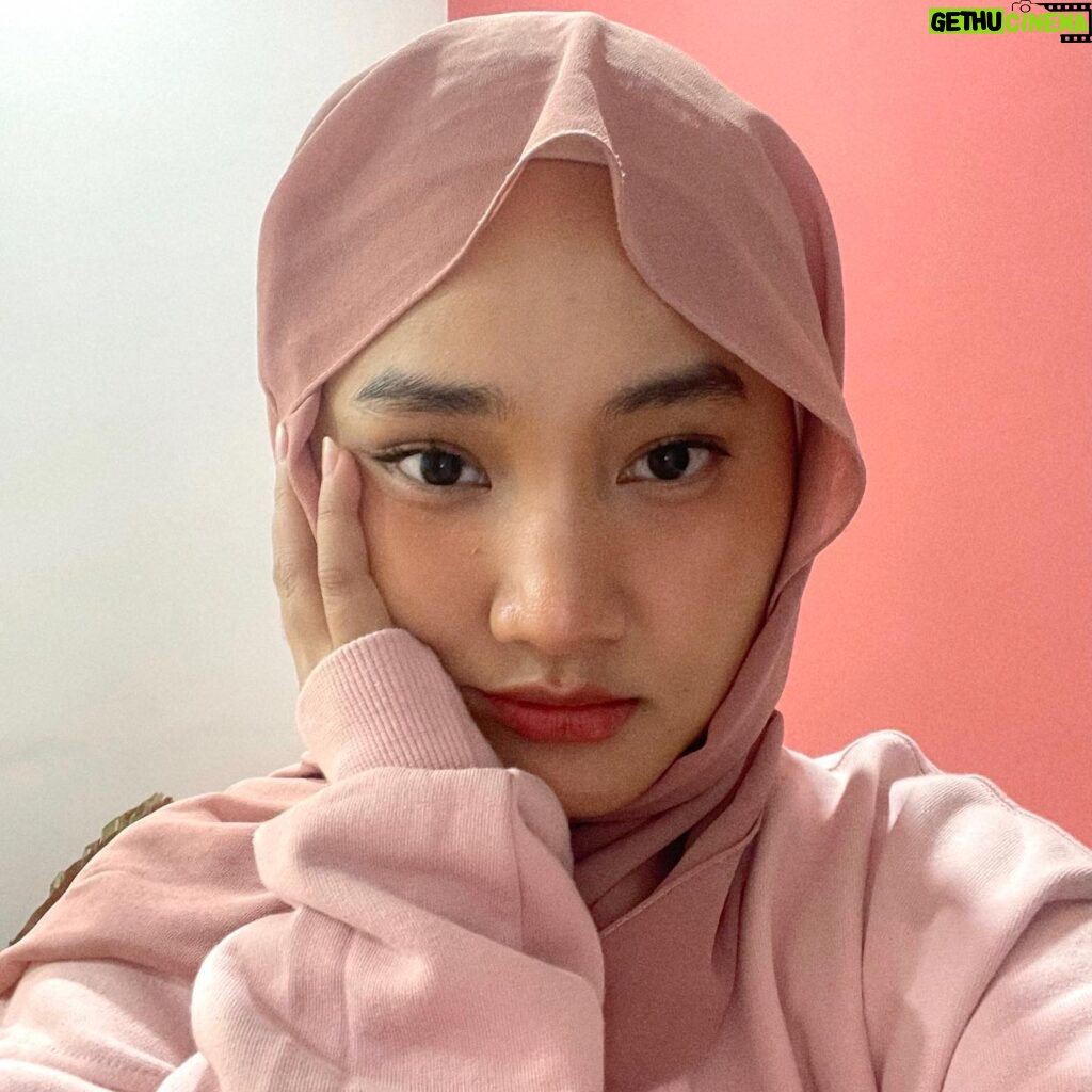 Fatin Shidqia Instagram - masa cewek fotonya ngga nopang dagu?