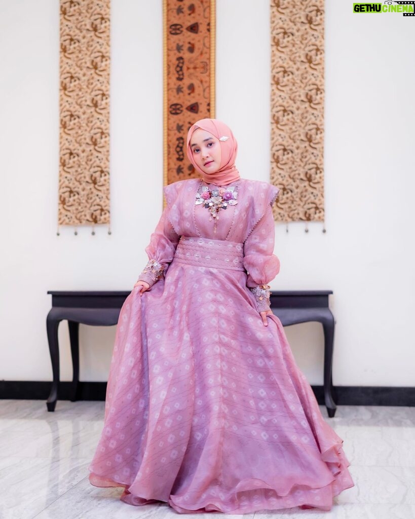 Fatin Shidqia Instagram - Kamu ke kondangan sama siapa? ⠀⠀⠀⠀⠀⠀⠀⠀⠀⠀⠀⠀ ⠀⠀⠀⠀⠀⠀⠀⠀⠀⠀⠀⠀ ⠀⠀⠀⠀⠀⠀⠀⠀⠀⠀⠀⠀ Dress by @evysusanti_id Styled by @_gilygily