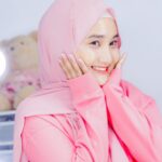 Fatin Shidqia Instagram - Cantik harus putih? Udah harus ditinggalin mindset kayak gituu! Kita bisa kok cantik dengan warna kulit asli kita 🤍 Caranya dgn menjaga pola hidup sehat, merawat diri supaya kulit cerah dan nggak kusam! Aku mau kasih tau juga kalo 1 bulan terakhir ini aku lagi pake rangkain Licorice Series dari NPURE✨ MY FAVORITE GOES TO : - Light Up Brightening Pad - Potion of Light Serum NPURE Licorice Series ini mengandung 5 bright boost yg bikin kulit jadi lebih cerah. Seneengg deh, aku jadi makin semangat merawat kesehatan kulit supaya makin glowing dan sehat! #ISeeTheLight #GenerasiKulitSehat