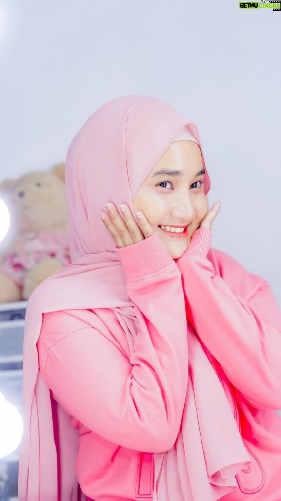 Fatin Shidqia Instagram - Cantik harus putih? Udah harus ditinggalin mindset kayak gituu! Kita bisa kok cantik dengan warna kulit asli kita 🤍 Caranya dgn menjaga pola hidup sehat, merawat diri supaya kulit cerah dan nggak kusam! Aku mau kasih tau juga kalo 1 bulan terakhir ini aku lagi pake rangkain Licorice Series dari NPURE✨ MY FAVORITE GOES TO : - Light Up Brightening Pad - Potion of Light Serum NPURE Licorice Series ini mengandung 5 bright boost yg bikin kulit jadi lebih cerah. Seneengg deh, aku jadi makin semangat merawat kesehatan kulit supaya makin glowing dan sehat! #ISeeTheLight #GenerasiKulitSehat